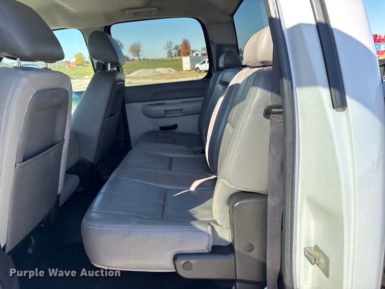 image for item ED1558 2012 Chevrolet Silverado 2500 HD Crew Cab pickup truck