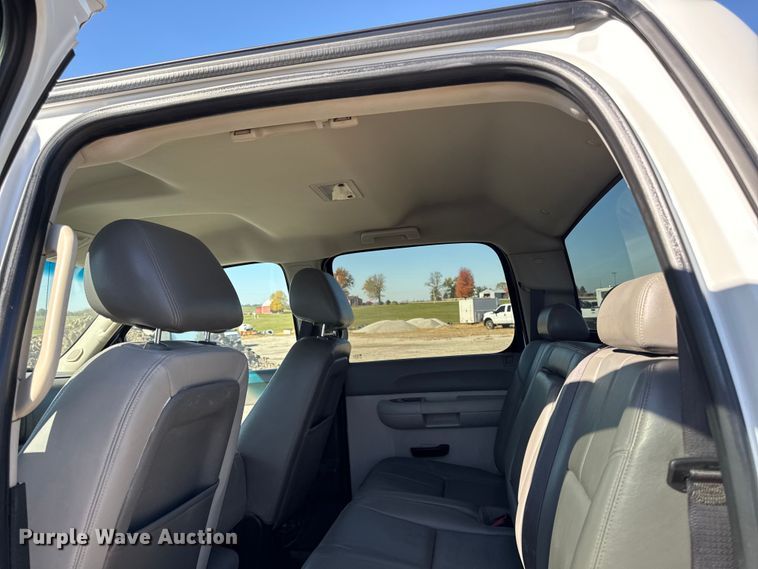 image for item ED1558 2012 Chevrolet Silverado 2500 HD Crew Cab pickup truck