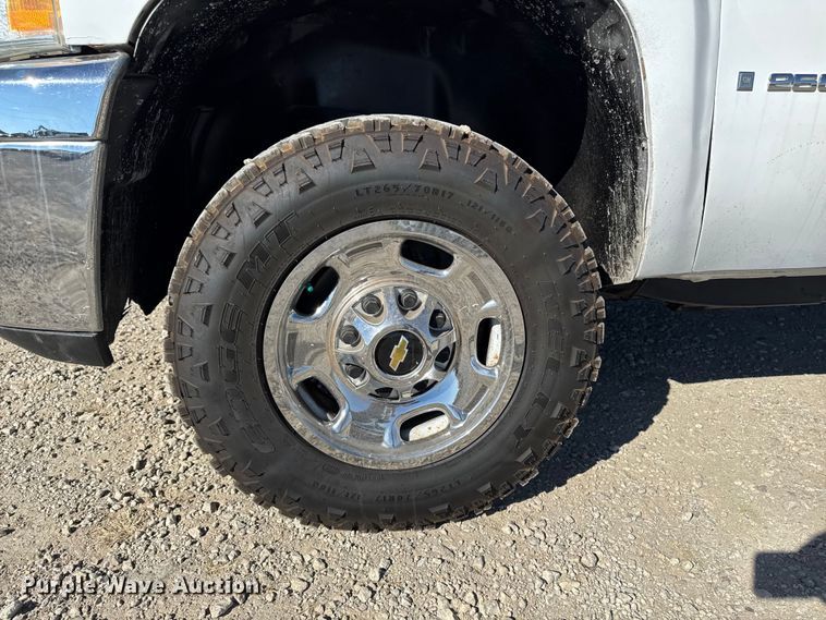 image for item ED1558 2012 Chevrolet Silverado 2500 HD Crew Cab pickup truck