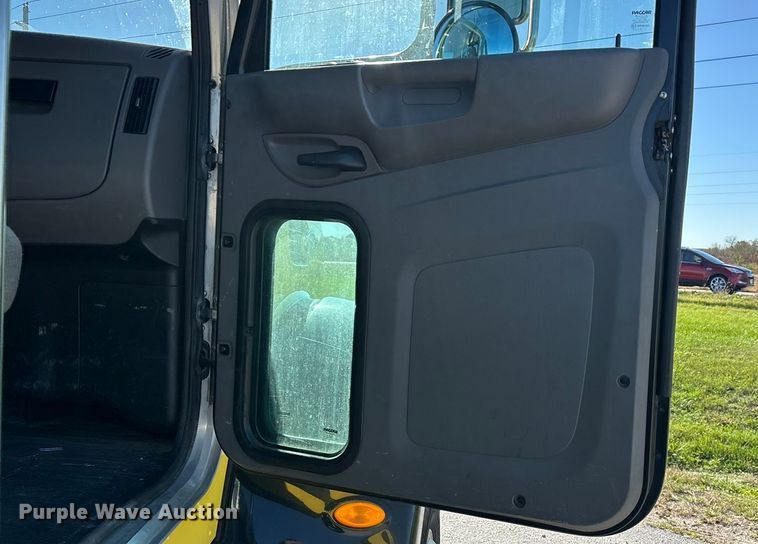 image for item ED2335 2015 Peterbilt 337 rollback truck