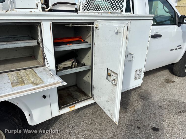 image for item ED2339 2008 GMC Sierra 3500HD utility bed pickup truck