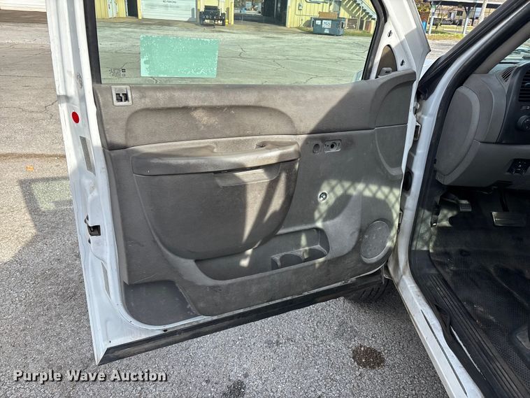 image for item ED2339 2008 GMC Sierra 3500HD utility bed pickup truck