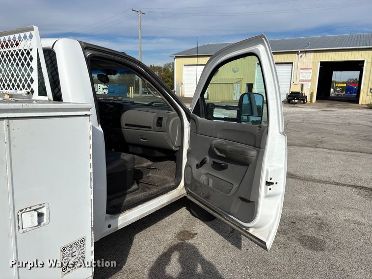 image for item ED2339 2008 GMC Sierra 3500HD utility bed pickup truck