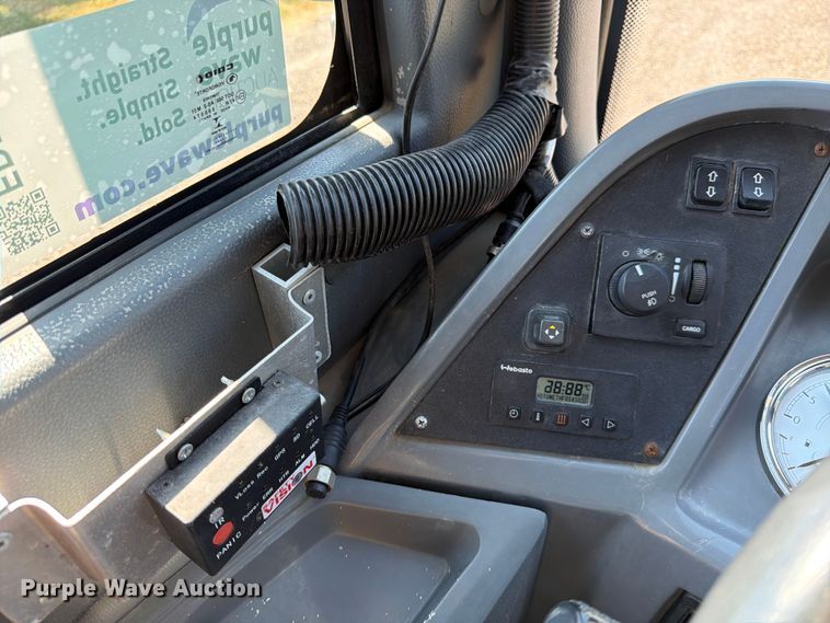 image for item ED5984 2014 Freightliner Giro 3600 coach bus