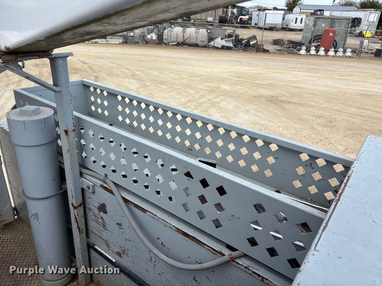 image for item EE4291 1999 Chevrolet C3500 bucket truck