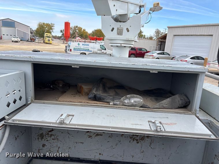 image for item EE4291 1999 Chevrolet C3500 bucket truck