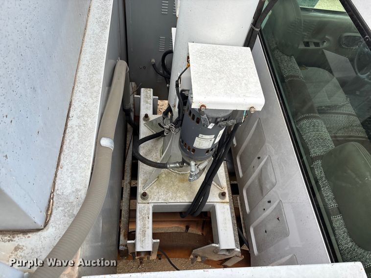 image for item EE4291 1999 Chevrolet C3500 bucket truck