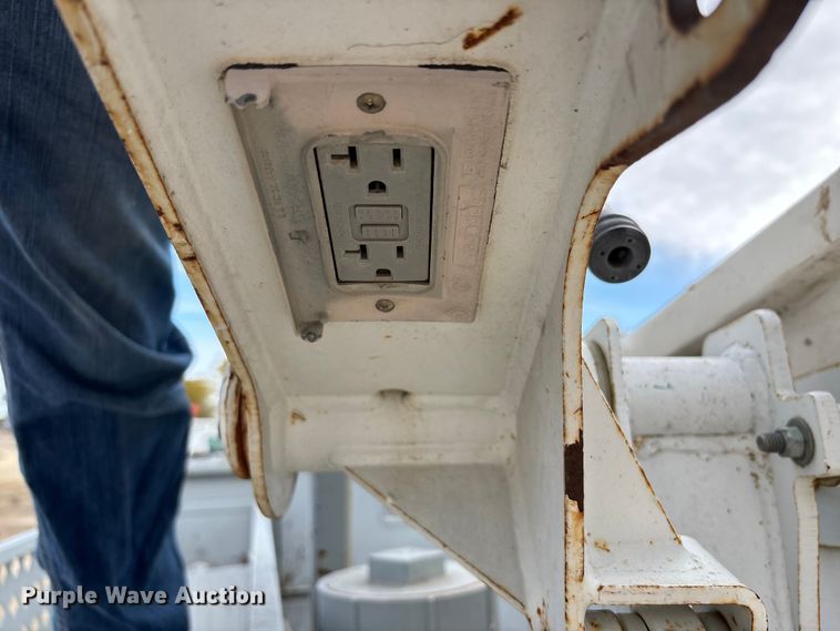 image for item EE4291 1999 Chevrolet C3500 bucket truck