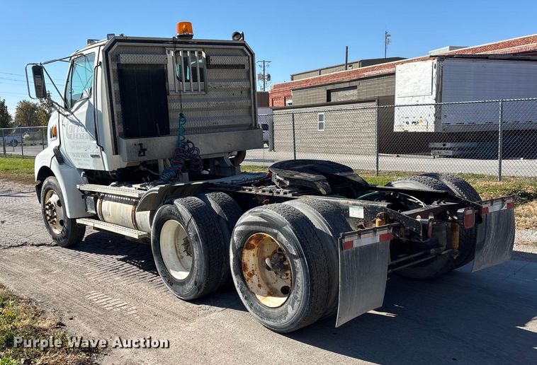 image for item EE4383 2000 Sterling A9500 Series semi truck