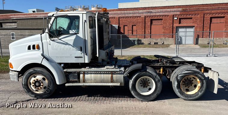 image for item EE4383 2000 Sterling A9500 Series semi truck