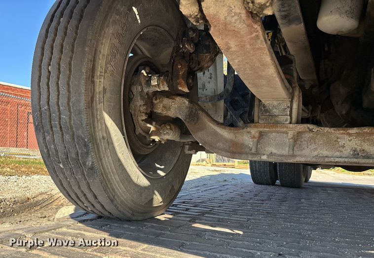 image for item EE4383 2000 Sterling A9500 Series semi truck