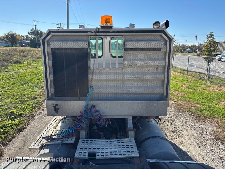 image for item EE4383 2000 Sterling A9500 Series semi truck