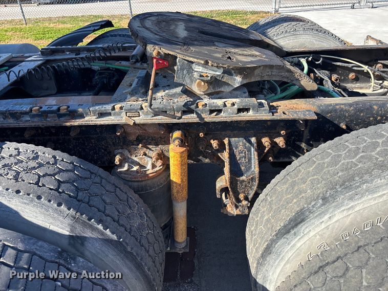 image for item EE4383 2000 Sterling A9500 Series semi truck