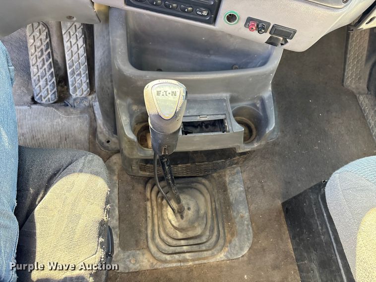 image for item EE4383 2000 Sterling A9500 Series semi truck