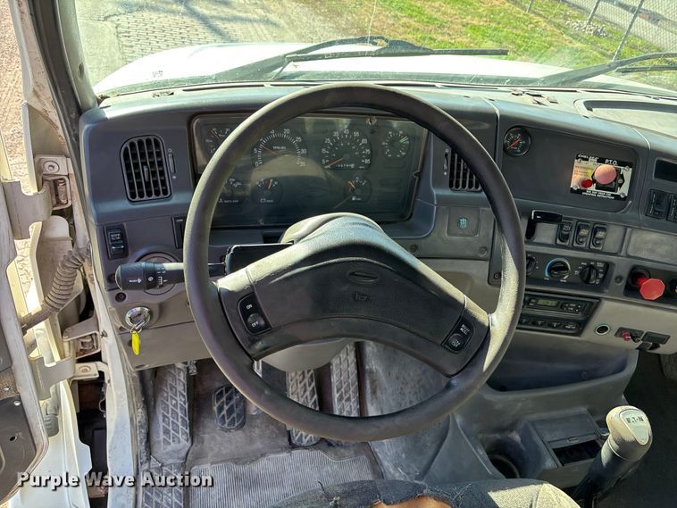 image for item EE4383 2000 Sterling A9500 Series semi truck