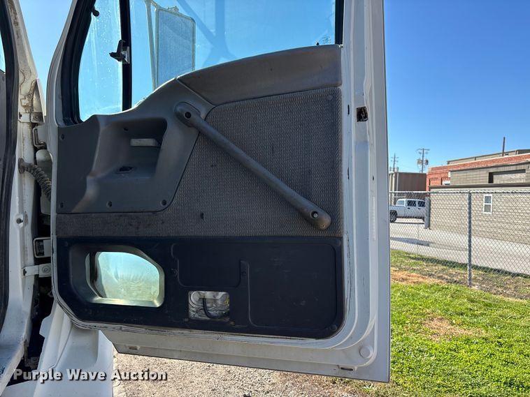 image for item EE4383 2000 Sterling A9500 Series semi truck