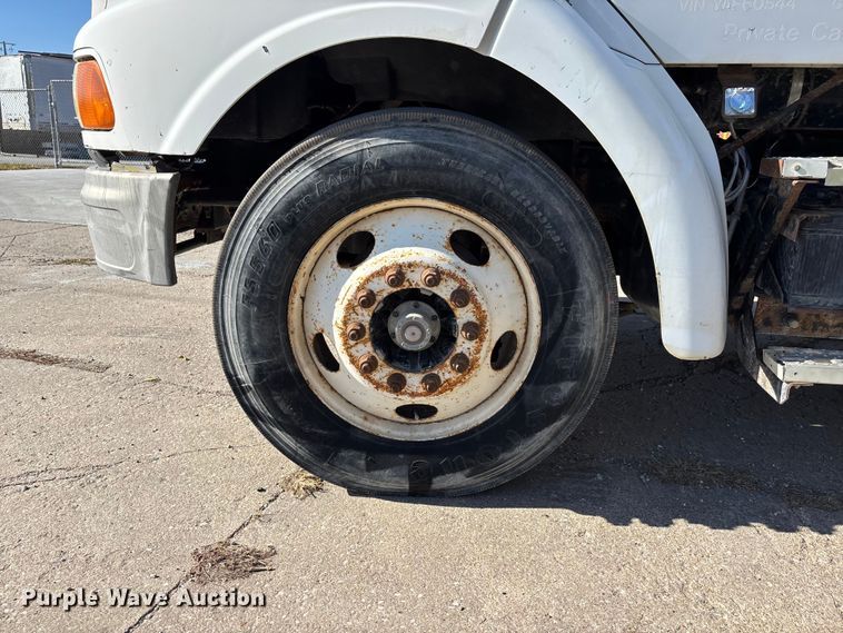 image for item EE4383 2000 Sterling A9500 Series semi truck