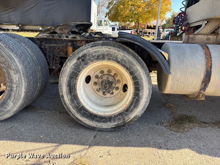 image for item EE4383 2000 Sterling A9500 Series semi truck