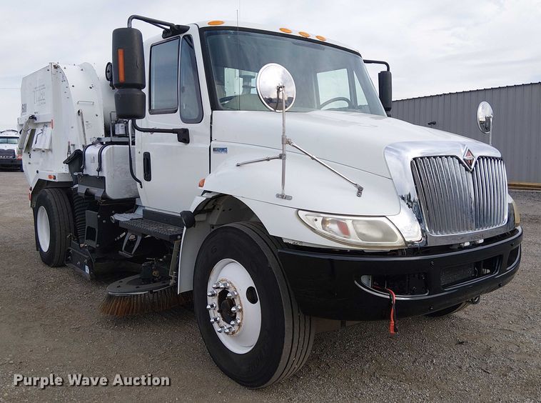 image for item EG1684 2013 International  4300M7 street sweeper truck