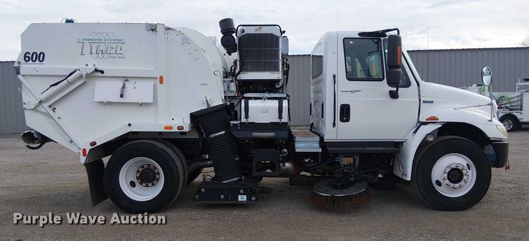 image for item EG1684 2013 International  4300M7 street sweeper truck