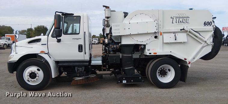 image for item EG1684 2013 International  4300M7 street sweeper truck