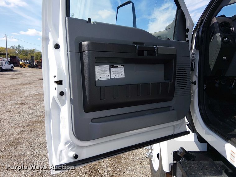 image for item EG1697 2016 Ford F650 Super Duty box truck