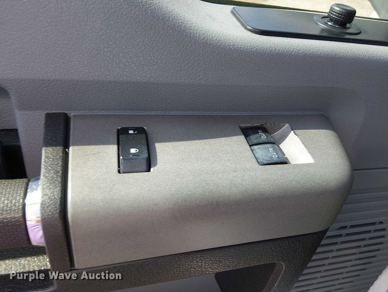 image for item EG1697 2016 Ford F650 Super Duty box truck