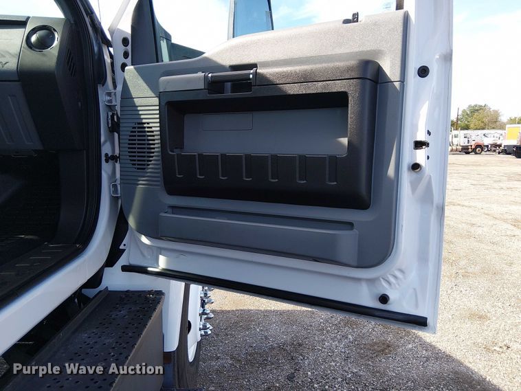 image for item EG1697 2016 Ford F650 Super Duty box truck