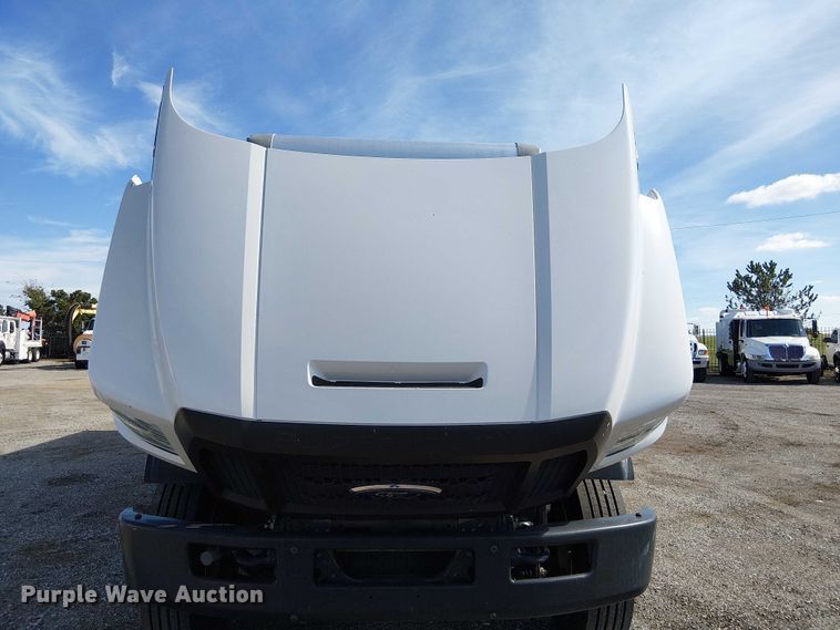 image for item EG1697 2016 Ford F650 Super Duty box truck