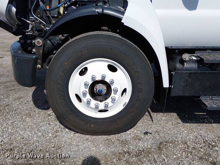 image for item EG1697 2016 Ford F650 Super Duty box truck