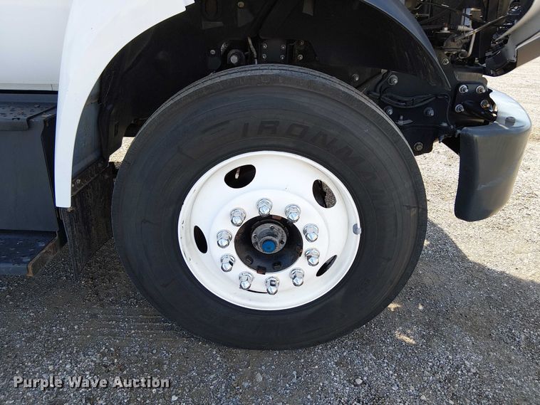 image for item EG1697 2016 Ford F650 Super Duty box truck