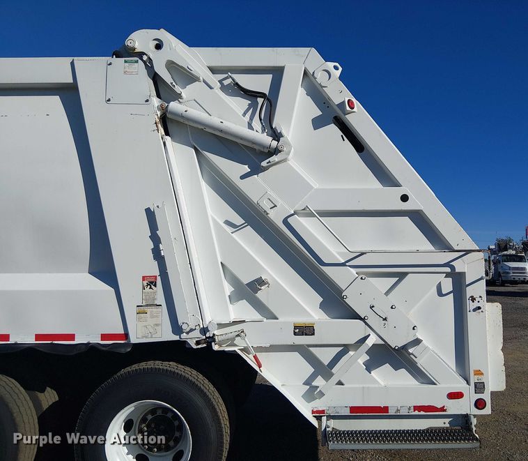 image for item EG1706 2018 Peterbilt 348 refuse truck