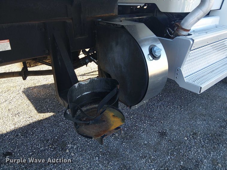 image for item EG1706 2018 Peterbilt 348 refuse truck