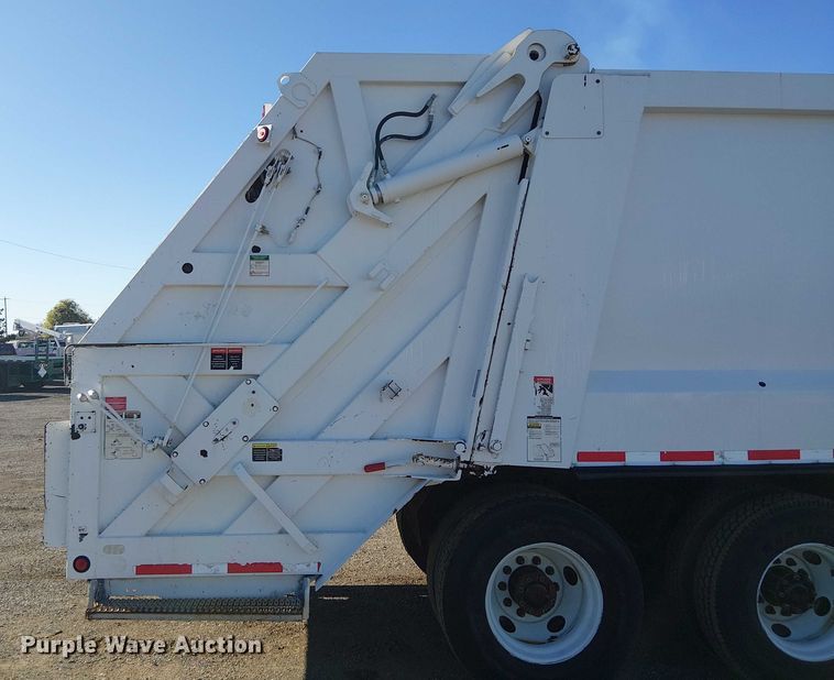 image for item EG1706 2018 Peterbilt 348 refuse truck