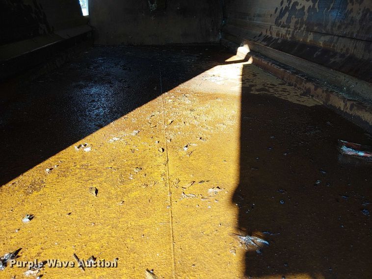 image for item EG1706 2018 Peterbilt 348 refuse truck