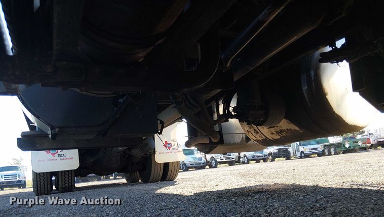 image for item EG1706 2018 Peterbilt 348 refuse truck