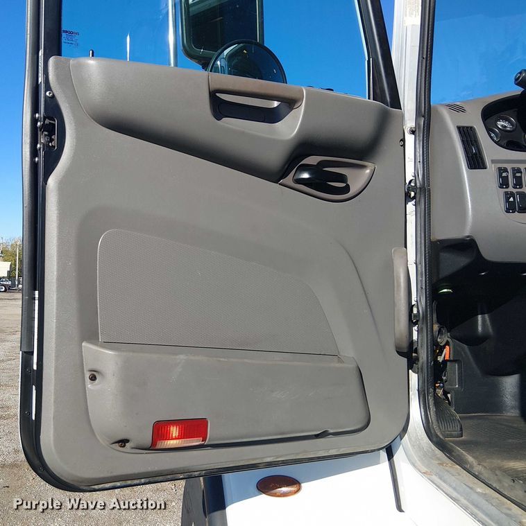 image for item EG1706 2018 Peterbilt 348 refuse truck