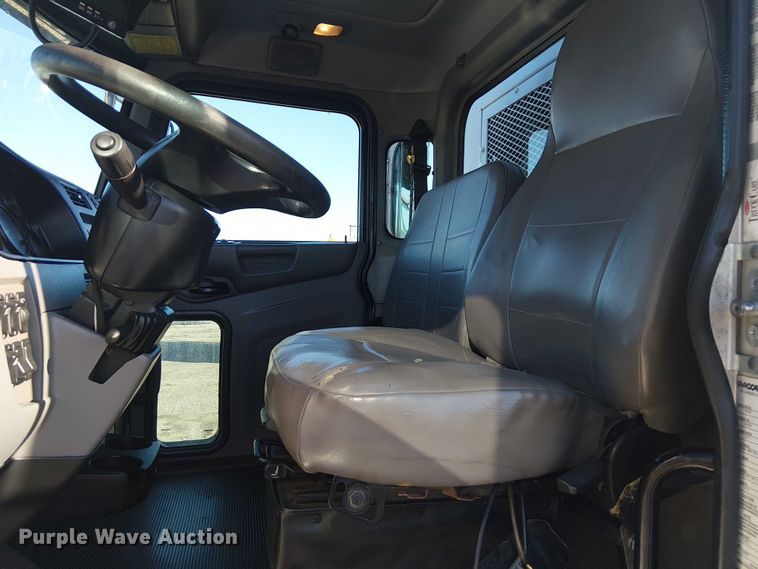 image for item EG1706 2018 Peterbilt 348 refuse truck