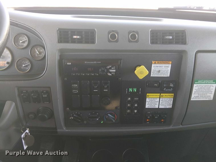 image for item EG1706 2018 Peterbilt 348 refuse truck