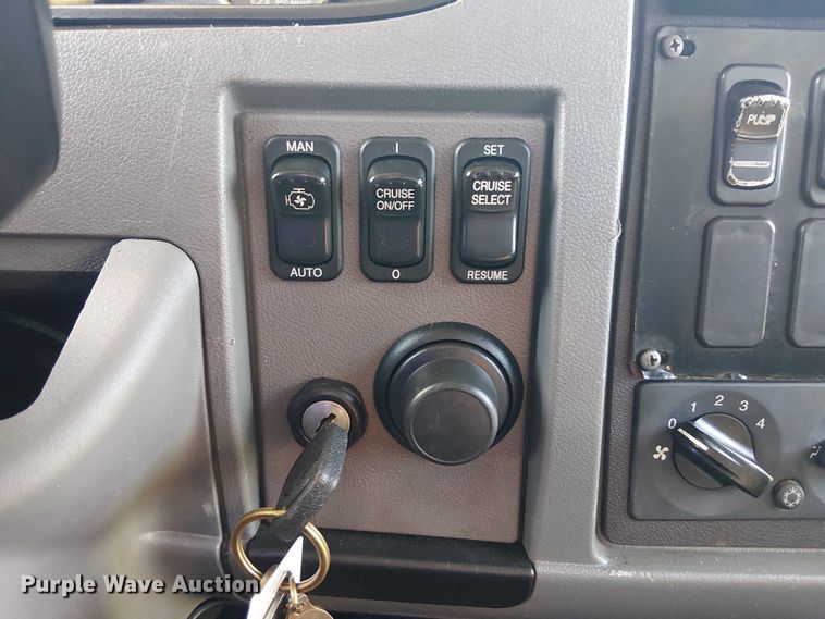 image for item EG1706 2018 Peterbilt 348 refuse truck