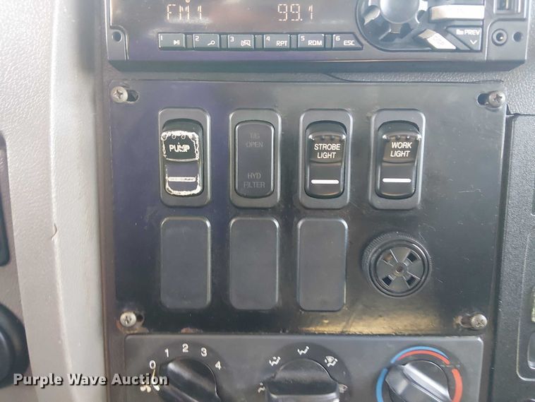 image for item EG1706 2018 Peterbilt 348 refuse truck