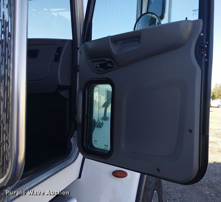 image for item EG1706 2018 Peterbilt 348 refuse truck