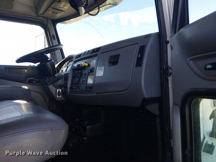 image for item EG1706 2018 Peterbilt 348 refuse truck