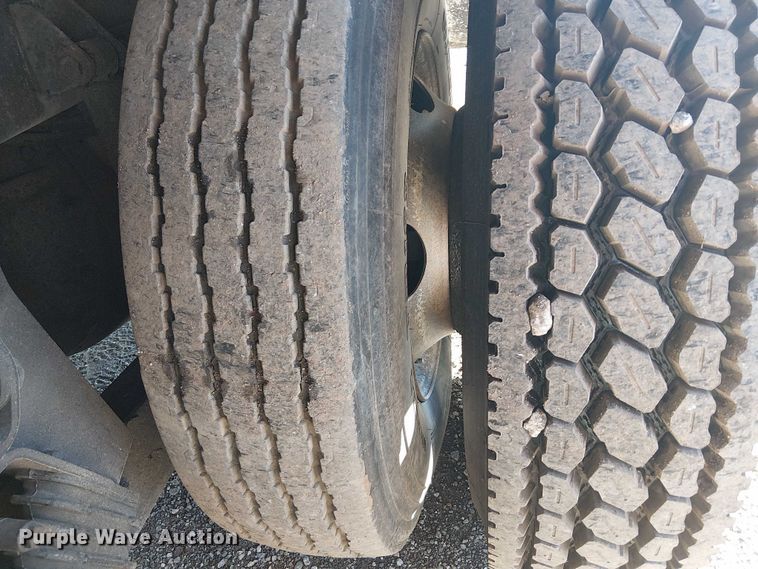 image for item EG1706 2018 Peterbilt 348 refuse truck