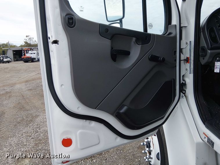 image for item EG1713 2012 Freightliner Business Class M2 box truck