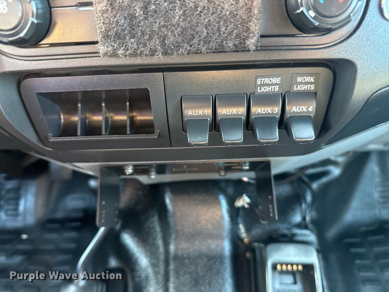 image for item EG1731 2015 Ford F450 Super Duty XL Crew Cab flatbed truck