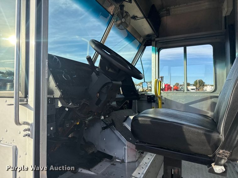 image for item EG1735 2022 Ford Utilimaster delivery truck