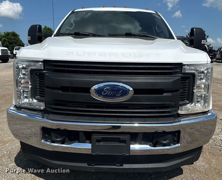 image for item EG6063 2019 Ford F350 Super Duty XL SuperCab pickup truck cab and chassis
