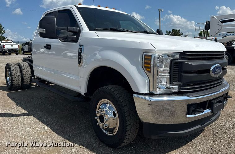 image for item EG6063 2019 Ford F350 Super Duty XL SuperCab pickup truck cab and chassis