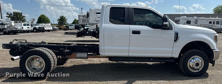 image for item EG6063 2019 Ford F350 Super Duty XL SuperCab pickup truck cab and chassis